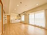 室内：【LDK21.5帖】シンプルなデザインの家は風情がある。住む人のこだわりを感じる。外観も内装もいたってシンプル。居心地がよく、家事や趣味、子育てなどにも集中できる。家も人間も熟成するほどシン…