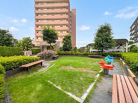 【中庭】隣の住人の顔も知らない都会マンション生活に貴重なコミュニケーションの場