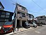 外観：【前面道路】陽当りや通風性など各所に施された工夫で住みやすさを実現。部屋の大きさや周辺環境・街並など、資料には掲載していない情報が現地にはたくさんございます。是非ご確認下さい。