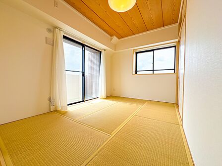 【洋室6帖】シンプルにデザインされた室内。家具やレイアウトでお好みの空間に。