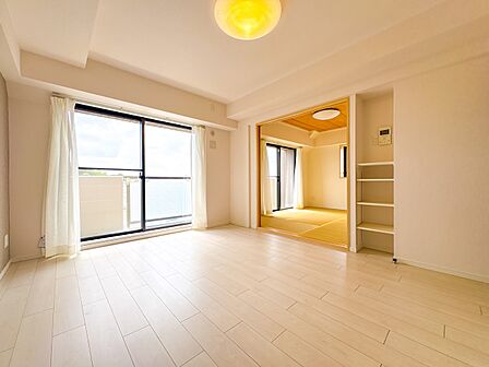 【DK8.5帖】光が溢れ、風も溢れ、居心地のよい住空間、自然体で過ごせる住空間にリビングを。それは住むというシンプルなカタチをどこまでも追求してきた結果です。新築の厳かな居住性を身体全体で感…