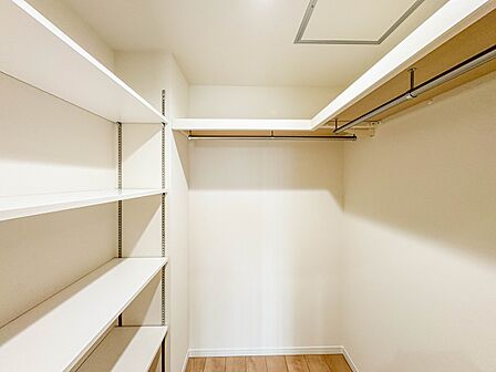 【WIC(ウォークインクローゼット)】 たくさんの洋服をかけてもシワになりにくいウォークインクローゼット。洋服以外にも、普段使わない家電やスーツケース、ストック品など何でも片付く嬉しい空間…