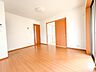 室内：【リビングダイニングLDK14帖】シンプルなデザインの家は風情がある。住む人のこだわりを感じる。外観も内装もいたってシンプル。居心地がよく、家事や趣味、子育てなどにも集中できる。家も人間も熟…