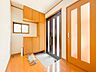 玄関：1号棟【玄関】玄関はおうちの顔と言われます。玄関アプローチは、外観デザインの印象を左右します。ご家族の個性を出しながら、素敵な玄関でお客様をお迎えしてください。