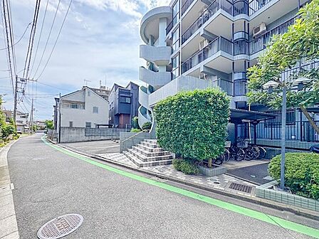 【前面道路】車の通行が少ないので、静かな住環境を維持することができます。
