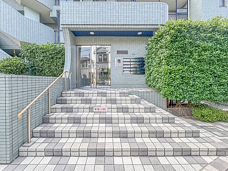 【エントランス】落ちついた外観にマッチしたエントランス。