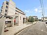 外観：【前面道路】家の前をまっすぐの通りが走っている。クルマは少なく、人々は毎朝、ウォーキング、ジョギング、犬の散歩など、フリーな朝時間を過ごしている。