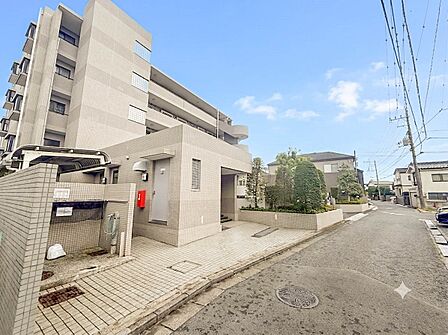 【前面道路】家の前をまっすぐの通りが走っている。クルマは少なく、人々は毎朝、ウォーキング、ジョギング、犬の散歩など、フリーな朝時間を過ごしている。