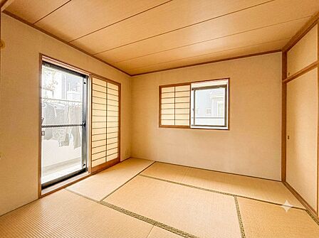 【和室6帖】和室を上手に活用すると暮らし方の幅が広がります。例えば普段は開け放して、子供の小さいうちはお昼寝や遊びのスペースに。畳はソフトなので転んでもケガをしにくく安心です。