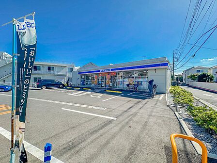 コンビニ 153m ローソンさいたま浦和大東店(新・企業スローガンは「マチのほっとステーション」。「圧倒的な美味しさ」「人への優しさ」「地球(マチ)への優しさ」の3つの約束で社会の課題に応え…