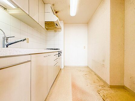 【キッチン】三口コンロで料理の幅を拡げてくれる使いやすいシステムキッチンを採用。洗い場も大きいので野菜や食器を洗ったりする際にも捗り、奥様の強い味方となってくれるはずです。