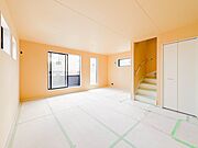 【リビングダイニング】シンプルなデザインの家は風情がある。住む人のこだわりを感じる。外観も内装もいたってシンプル。居心地がよく、家事や趣味、子育てなどにも集中できる。家も人間も熟成するほどシ…