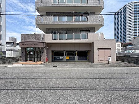 【エントランス】落ちついた外観にマッチしたエントランス。