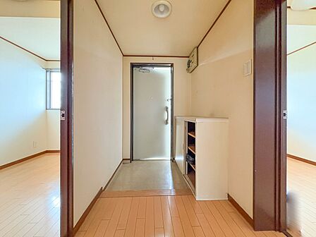 【玄関】居住者の帰りを優しく迎える・安らぎに満ちた生活空間を予感させる。