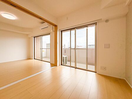 【居室5.8帖】シンプルにデザインされた室内。家具やレイアウトでお好みの空間に。
