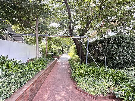 【中庭】建物内に自然を感じられる中庭があり、心が癒される空間となります。