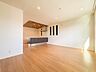 リビング/ダイニング：【LDK15.25帖】  お子様と会話をしながら家事ができるカウンターキッチン。いま手があいているか、忙しそうなのか相手の様子を伺いながらコミュニケーションをとる訓練にもなります。
