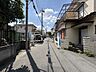 外観：【前面道路】車の通行が少ないので、静かな住環境を維持することができます。※青空はイメージです。