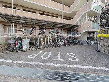 駐輪場があるので、自転車を自由に出し入れ出来て便利です。