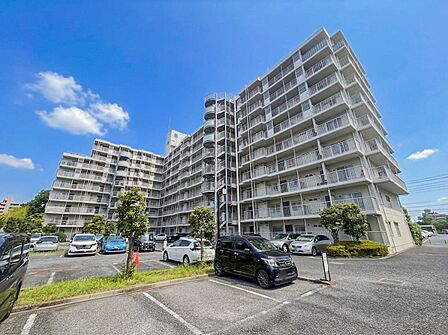 【外観】駐車場からみたマンションの背面側です。重厚感を兼ね備えたマンションらしい姿です。