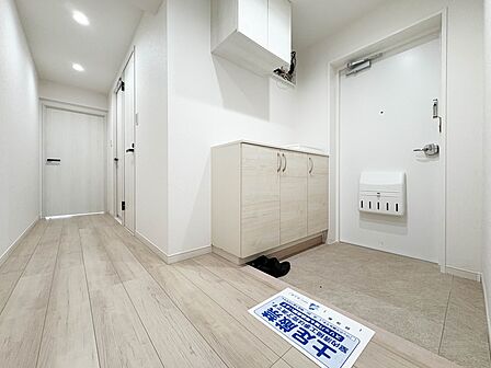 床面をフロアタイルで仕上げた綺麗な玄関。すっきりとした印象で家族を迎えます。  