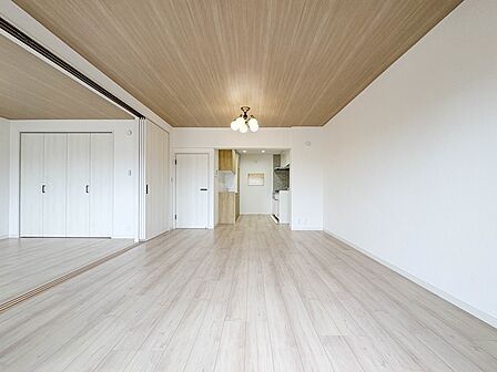 【LDK】大きめのテーブル、ソファも置くことができるリビングダイニング
