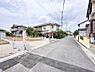 外観：【前面道路】家の前をまっすぐの通りが走っている。クルマは少なく、人々は毎朝、ウォーキング、ジョギング、犬の散歩など、フリーな朝時間を過ごしている。