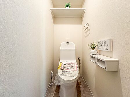 【トイレ】トイレ・ウォシュレット付。快適で衛生的な洗浄機能付温水シャワートイレです。