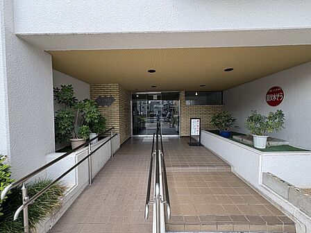【エントランス】その住居の第一印象となるのがエントランスホールです。訪問されたお客さまをやさしくお迎えします。エントランスホールは、いわば住居の顔です。