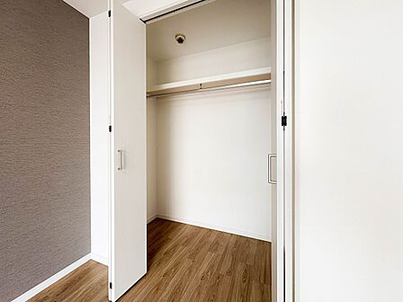【WIC(ウォークインクローゼット)】 たくさんの洋服をかけてもシワになりにくいウォークインクローゼット。洋服以外にも、普段使わない家電やスーツケース、ストック品など何でも片付く嬉しい空間…