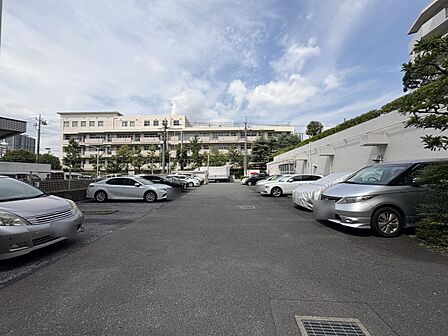 【駐車場】毎日の生活にマイカーが必須という方は、購入を検討する際、駐車場があることは大事な条件です。毎日の通勤や家族の送迎、買い物やお出かけなどクルマのある暮らしを満喫したい方は要チェック。…