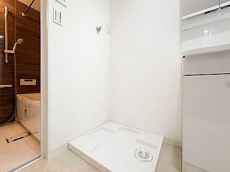 【ランドリースペース】毎日使う洗濯機。しっかりと奥行きのある置き場が確保されています。