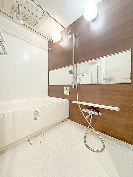 【Bathroom-浴室-】 1日の疲れを癒すバスルームは、心地よいリラックスを叶える清潔感溢れる美しい空間です。心からゆったりと寛いでいただけるよう、ゆとりのスペースを確保してます。