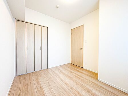 【洋室4.3帖】 シンプルにデザインされた室内。家具やレイアウトでお好みの空間に。