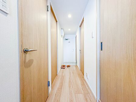 【廊下】玄関からリビングへ向かう廊下です。