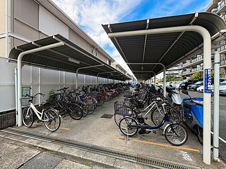 【駐輪場】駐輪場があると自転車を自由に出し入れ出来るので便利。屋根付きで雨にさらされる心配もありません。