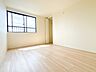 洋室：【洋室6帖】部屋の快適性を追求していくと、内装はシンプルになります。そしてポイント、ポイントにアクセントをつけて、リズムをつくる。シンプルな内装とは、リズミカルな内装と気づきます。