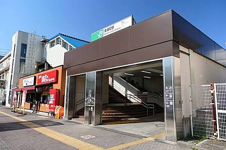 駅 1040m 南浦和駅(JR京浜東北線と武蔵野線の2路線が利用できます。南浦和駅は、京浜東北線の始発もあるため、早朝の通勤ラッシュ時でも並んで1本待つことで座ることが可能です。)