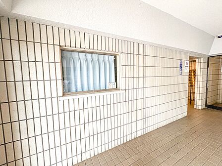 【受付】マンションの管理人室です。入居後、何かあればこちらにご相談ください。