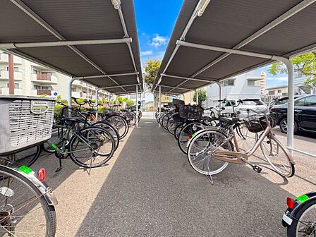 【駐輪場】駐輪場があると自転車を自由に出し入れ出来るので便利。