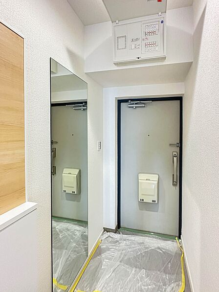 〈玄関〉上質感漂う玄関。居住者の帰り、訪れる方を優しく迎える・安らぎに満ちた生活空間を予感させる。健やかな暮らしを楽しめそう。