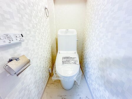 【トイレ】トイレ・ウォシュレット付。快適で衛生的な洗浄機能付温水シャワートイレです