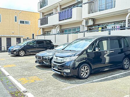 <駐車場>毎日の生活にマイカーが必須という方は、購入を検討する際、駐車場があることは大事な条件です。毎日の通勤や家族の送迎、買い物やお出かけなどクルマのある暮らしを満喫したい方は要チェック!…