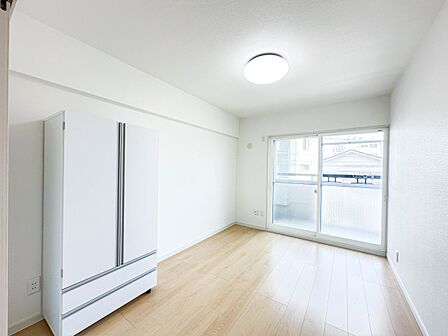 【洋室6帖】 シンプルにデザインされた室内。家具やレイアウトでお好みの空間に。