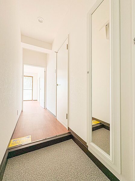 【玄関】居住者の帰りを優しく迎える・安らぎに満ちた生活空間を予感させる。
