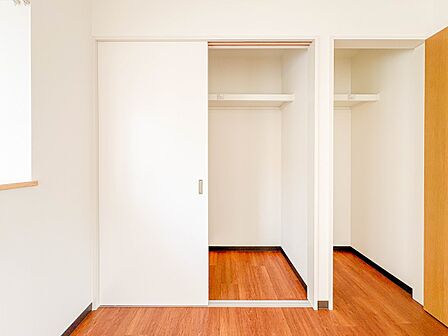 【収納】壁面クローゼットのメリットは、衣類が横一列に並ぶためひと目で洋服が選びやすいこと。衣類をたくさんお持ちの方も、限られたスペース内に無理なく収納することができます。