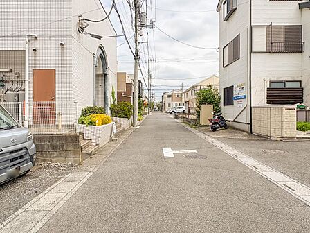 【前面道路】家の前をまっすぐの通りが走っている。クルマは少なく、人々は毎朝、ウォーキング、ジョギング、犬の散歩など、フリーな朝時間を過ごしている。