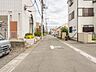 外観：【前面道路】家の前をまっすぐの通りが走っている。クルマは少なく、人々は毎朝、ウォーキング、ジョギング、犬の散歩など、フリーな朝時間を過ごしている。