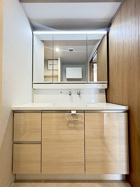 【洗面台】 十分な大きさの洗面台は、身だしなみチェックや歯磨きなど、朝の慌ただしい時間でもホテルライクなスペースで余裕とゆとりを感じて頂けます。