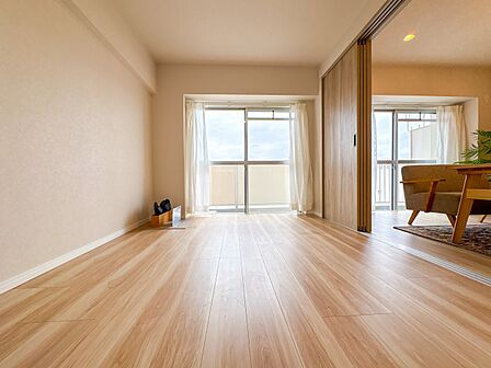 【洋室6帖】リビング横の洋室のお部屋は、お子様が遊ぶスペースとしてもピッタリ。
